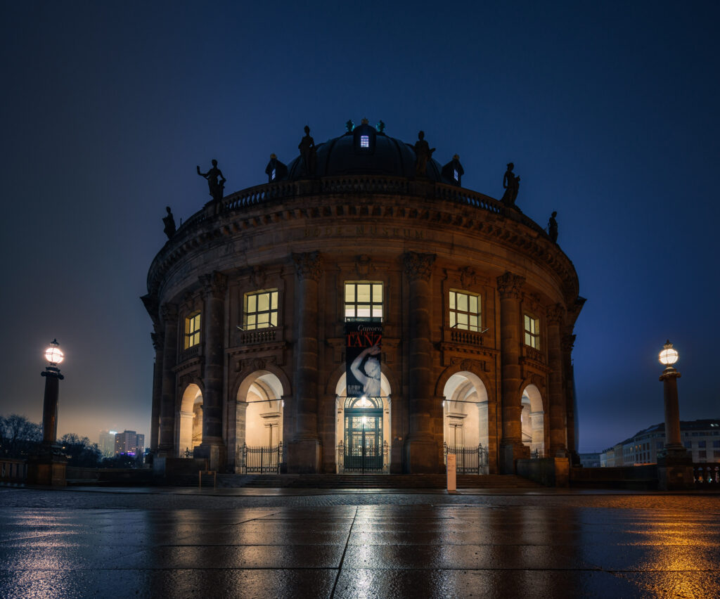 Front view of the Bodemuseum at night from the frog's perspective