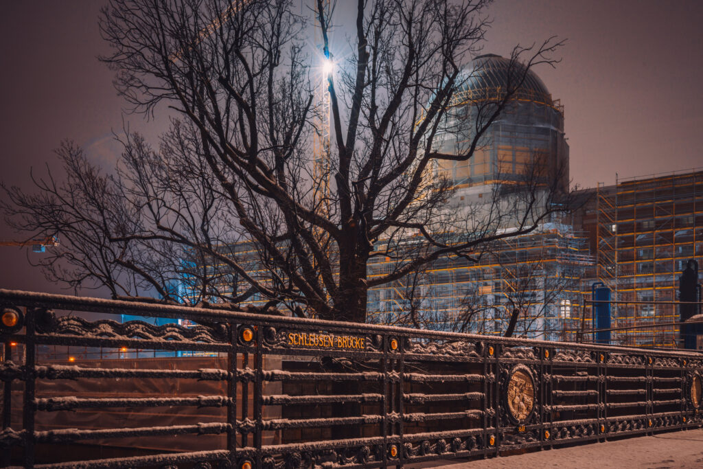 Railing of the Schleusenbrücke with Berlin City Palace during the construction phase