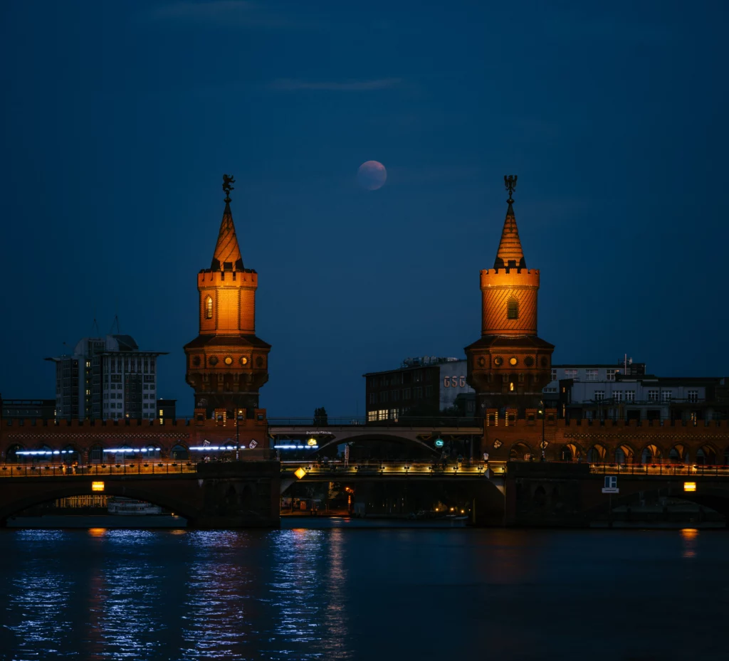 Blood moon over the Warsaw Bridge